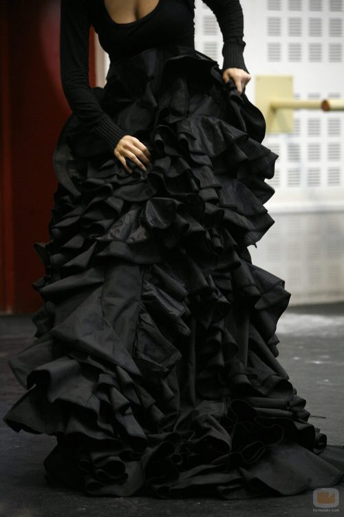La falda de un vestido negro en la serie de Bio, 'Matadores'