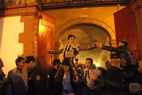 El torero sale en hombros por la puerta grande