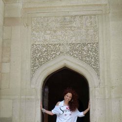 Pastora Soler posa en la mezquita de Baku