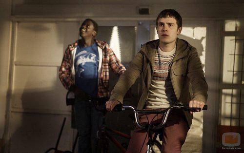Iain De Caestecker y Daniel Kaaluya en una imagen de 'The Fades'