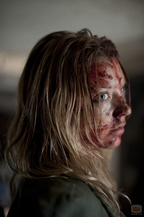 Natalie Dormer en 'The Fades' con la cara ensangrentada