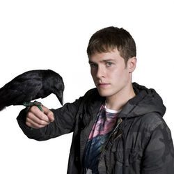 Iain De Caestecker, protagonista de 'The Fades' con un cuervo en la mano