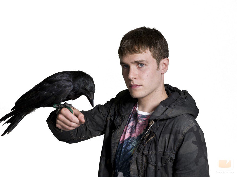Iain De Caestecker, protagonista de 'The Fades' con un cuervo en la mano