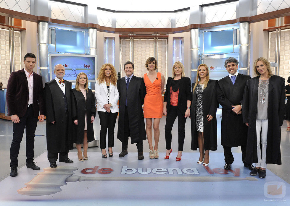 Bárbara Rey y Sofía Cristo con el equipo de 'De buena ley'