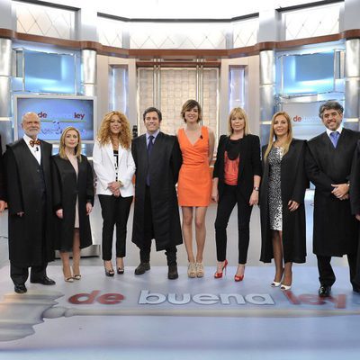 Bárbara Rey y Sofía Cristo con el equipo de 'De buena ley'