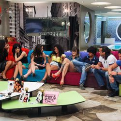 Los finalistas de 'Gran Hermano' y sus "más 1" durante una gala