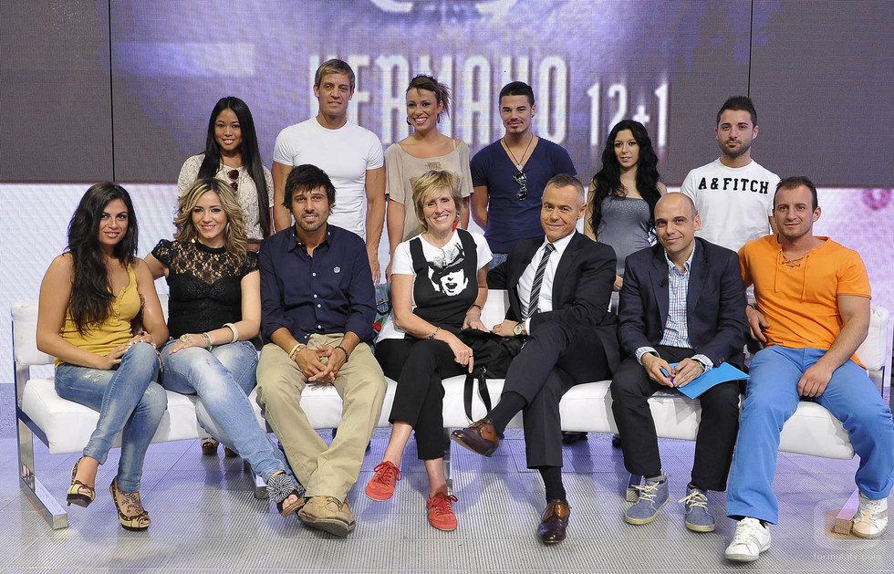 Los concursantes de 'Gran Hermano' junto al sofá blanco