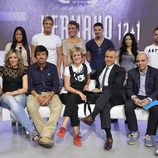Los concursantes de 'Gran Hermano' junto al sofá blanco