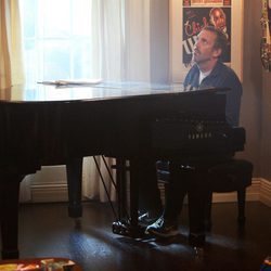 House toca el piano durante el capítulo "Cuerpo y Alma"