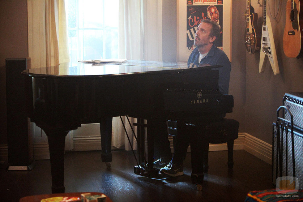 House toca el piano durante el capítulo "Cuerpo y Alma"
