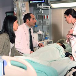 Jessica y Taub tratan a un paciente 