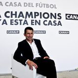 Carlos Martínez sonríe en un sillón