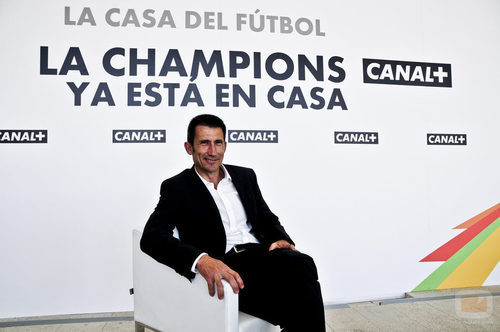 Carlos Martínez sonríe en un sillón