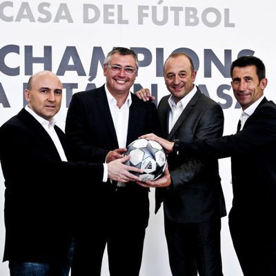 Maldini, Michael Robinson, Nacho Aranda y Carlos Martínez sostienen un balón de la Champions