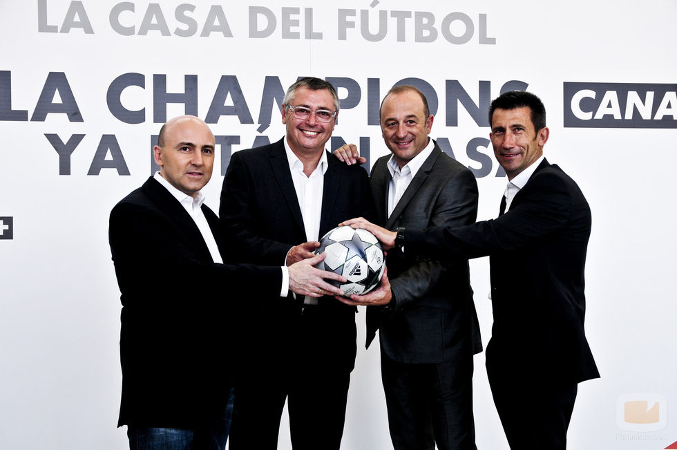 Maldini, Michael Robinson, Nacho Aranda y Carlos Martínez sostienen un balón de la Champions