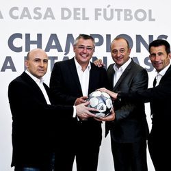 Maldini, Michael Robinson, Nacho Aranda y Carlos Martínez sonrientes en la presentación de la Champions