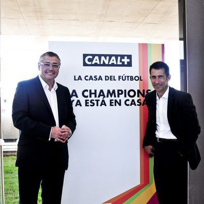 Plano conjunto de los presentadores Michael Robinson y Carlos Martínez