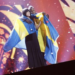 Loreen con la bandera de Suecia tras ganar Eurovisión 2012