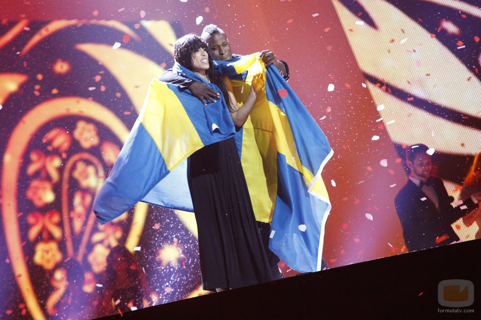 Loreen con la bandera de Suecia tras ganar Eurovisión 2012