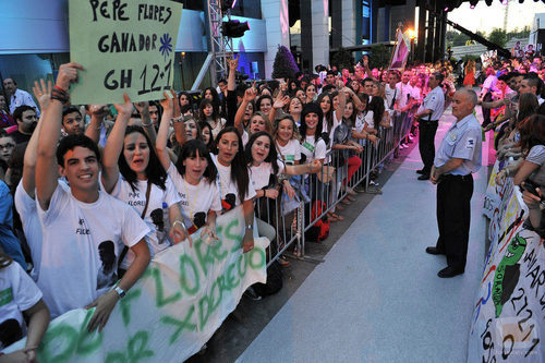 Los fans de 'Gran Hermano' se agolpan en las puertas de Telecinco