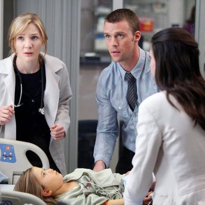 El doctor Chace y la doctora Adams junto a la madre de su paciente