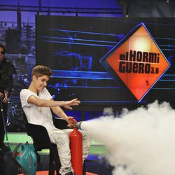 Justin Bieber con un extintor 