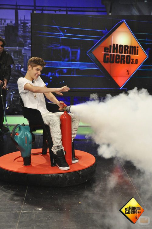 Justin Bieber con un extintor 