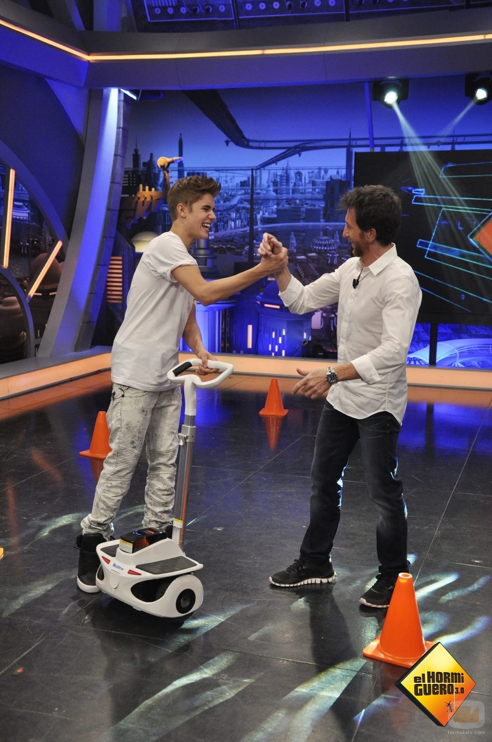 Justin Bieber y Pablo Motos chocan sus manos