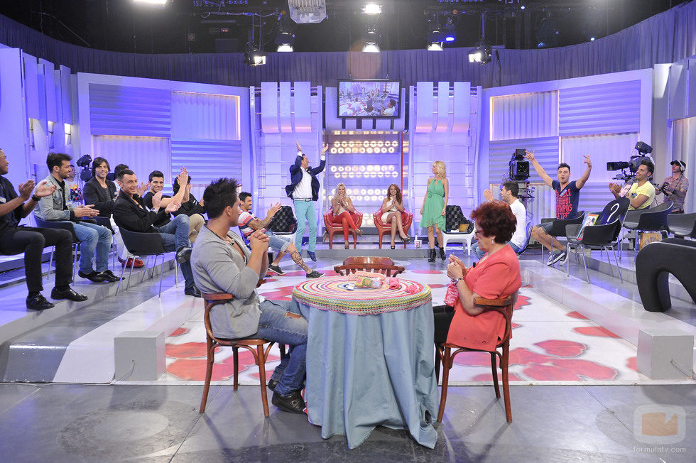 Pipi aplaude durante el programa 1.000 de 'Mujeres y hombre y viceversa'