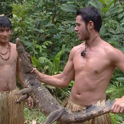 Víctor sujeta un cocodrilo 