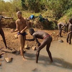 Antonio en el río en 'Perdidos en la tribu'