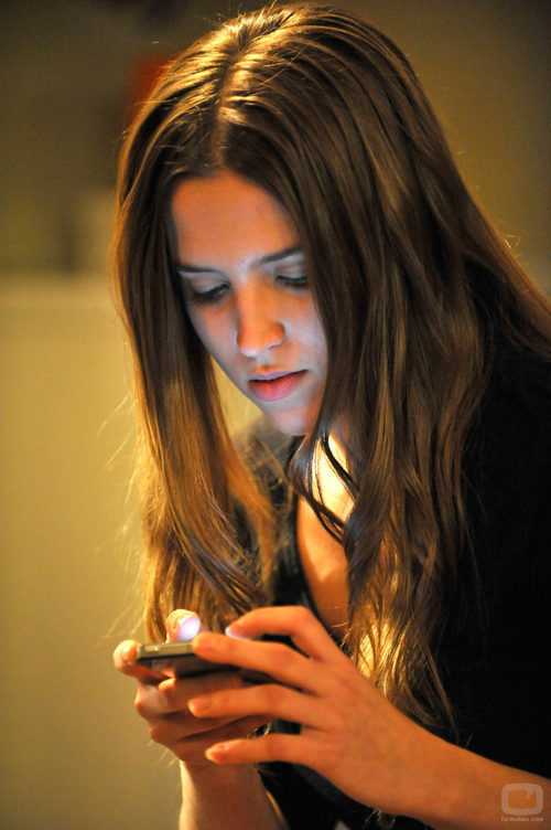 Sandra mira su móvil en el capítulo final de la serie