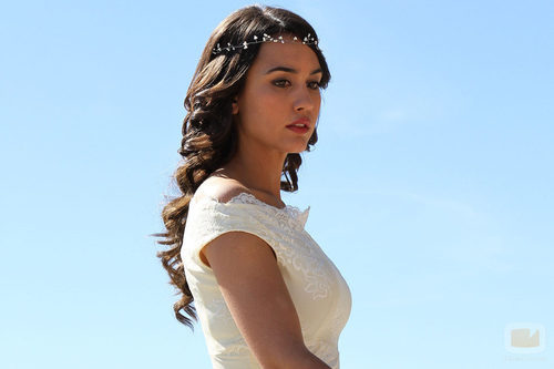 Megan Montaner vestida de blanco