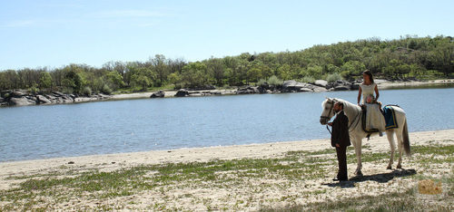 Pepa, vestida de novia, sobre un caballo blanco