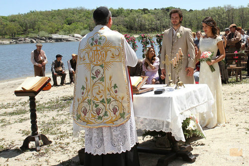 Tristán y Pepa frente al cura