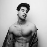 Javier Calvo con el torso desnudo para Overlay Magazine