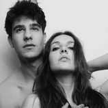 El actor Javier Calvo semidesnudo junto a una modelo posa para Overlay Magazine