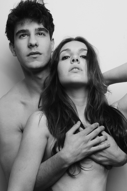 El actor Javier Calvo semidesnudo junto a una modelo posa para Overlay Magazine