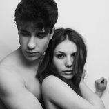 Javier Calvo en un sugerente posado para Overlay Magazine junto a una modelo