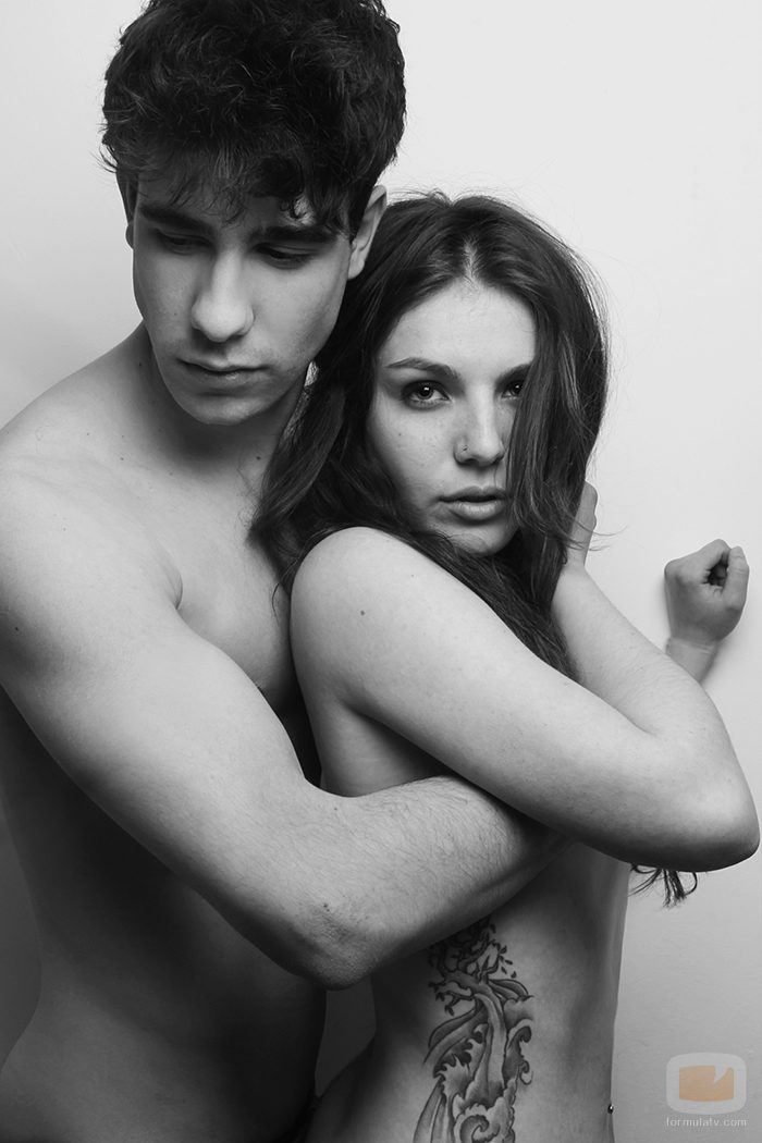 Javier Calvo en un sugerente posado para Overlay Magazine junto a una modelo