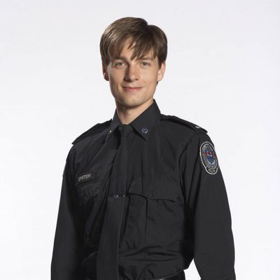 Gregory Smith es el agente Dov
