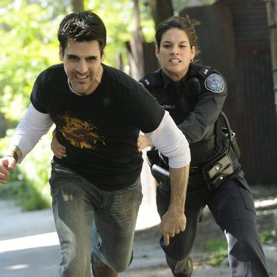 La agente Andy intenta detener a un sospechoso