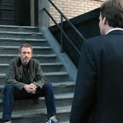 House habla con Wilson sentado en unas escaleras