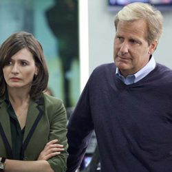 Jeff Daniels y Emily Mortimer juntos en 'The Newsroom'