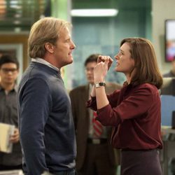 Emily Mortimer y Jeff Daniels discuten en 'The Newsroom'