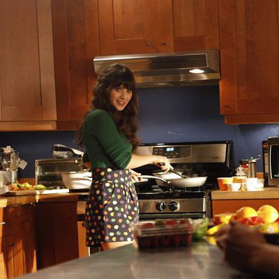 Zooey Deschanel en la cocina del set de 'New Girl'