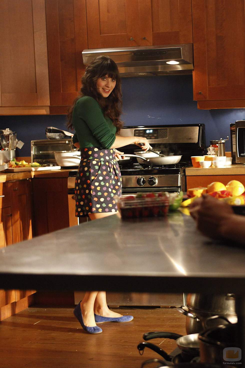 Zooey Deschanel en la cocina del set de 'New Girl'