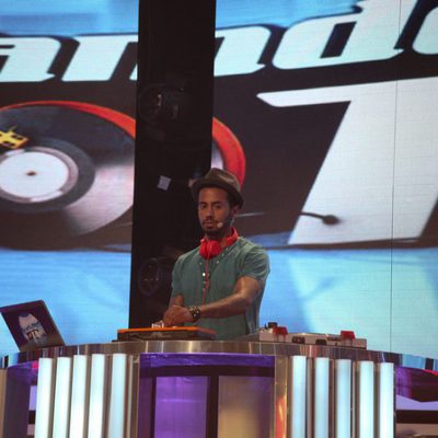 Sergio Alcover en su cabina de DJ en 'Dando la nota'