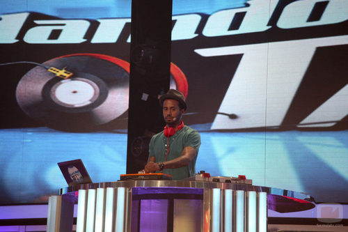 Sergio Alcover en su cabina de DJ en 'Dando la nota'