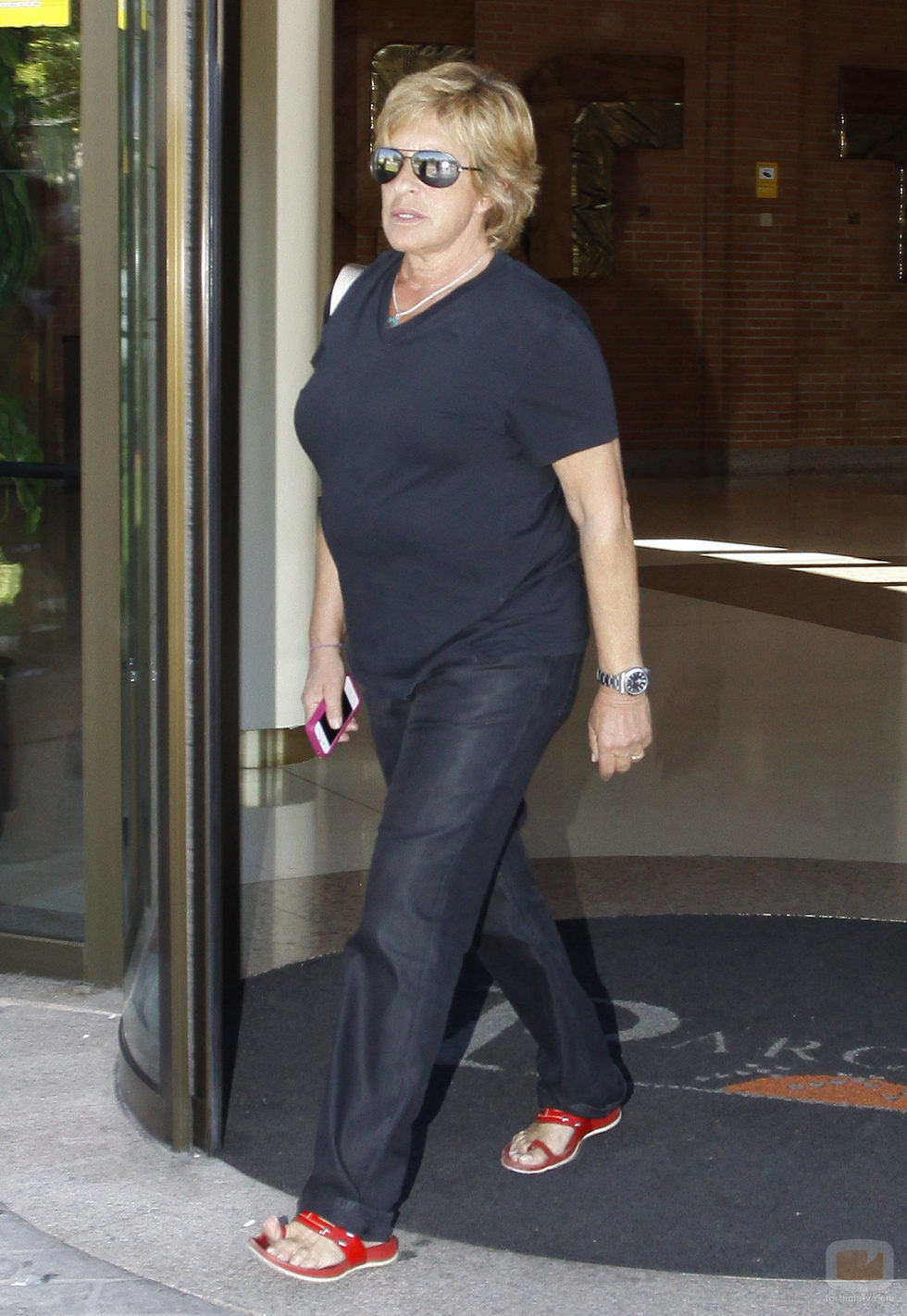 Chelo García Cortés en el tanatorio de Pedro Rodríguez